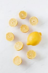 Limón y rodajas para lavar ropa de forma natural
