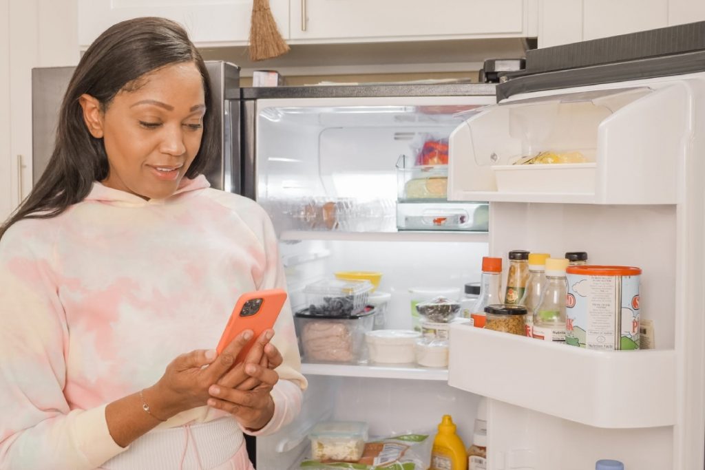 Mujer llamando servicios técnicos frigoríficos Samsung